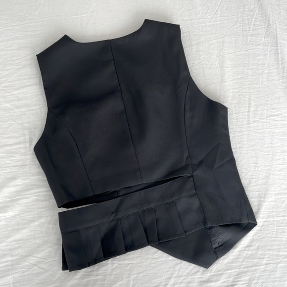 ❌SOLD❌ Button Vest Top - Picture 3 of 5